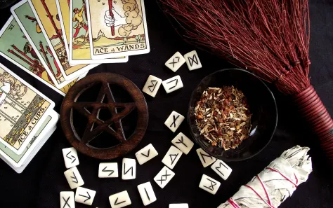 divination-tarot-runes-9